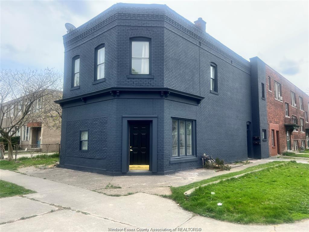 701-marentette-windsor-ontario-26011514
