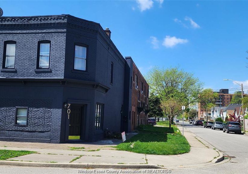 701-marentette-windsor-ontario-26011514