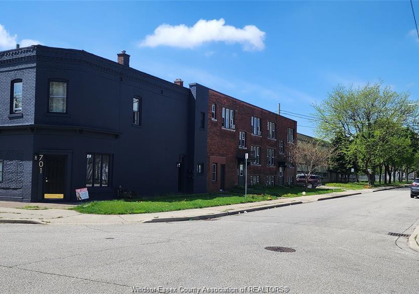 701-marentette-windsor-ontario-26011514