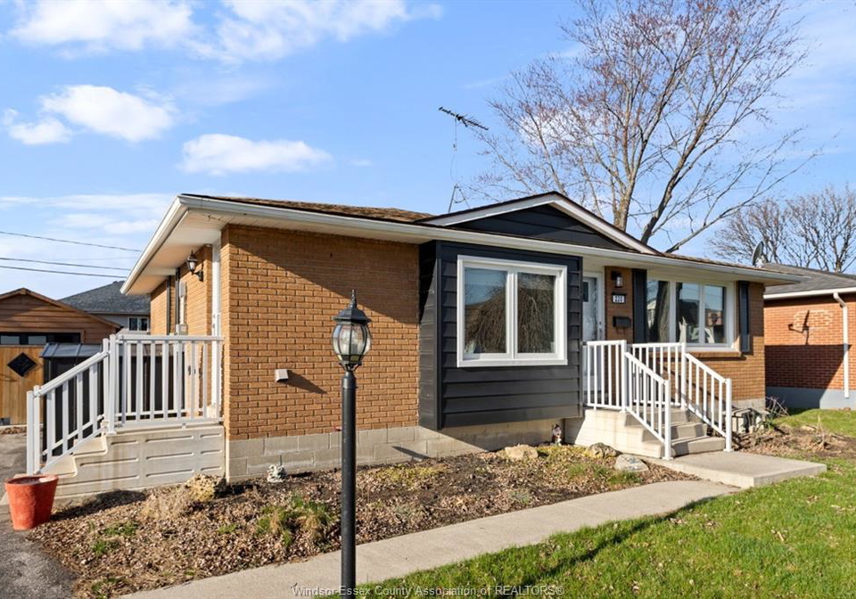 220-victory-lasalle-ontario-26011568