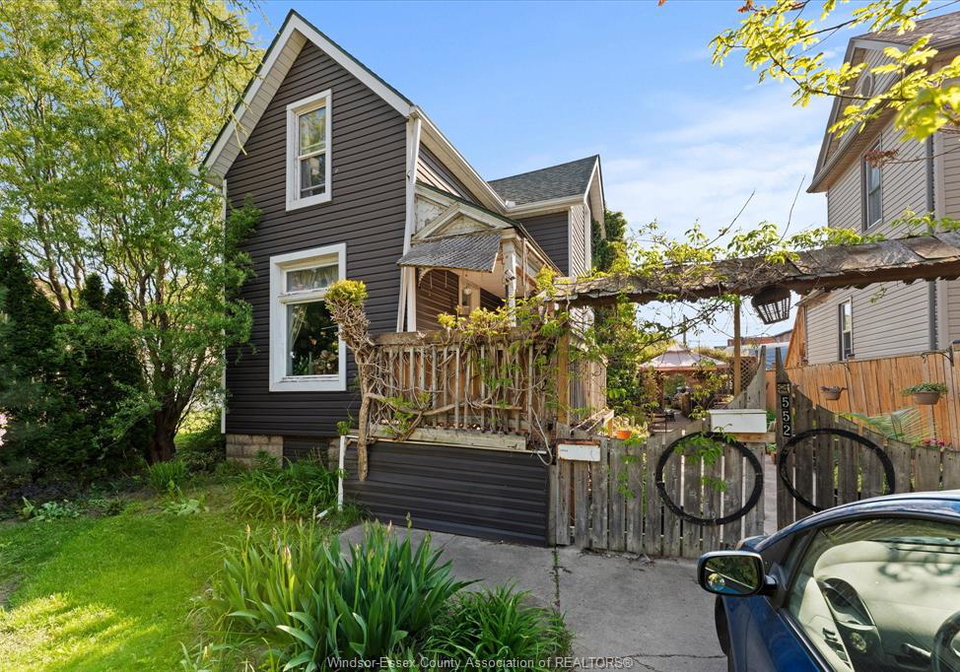 552-parent-windsor-ontario-26011730
