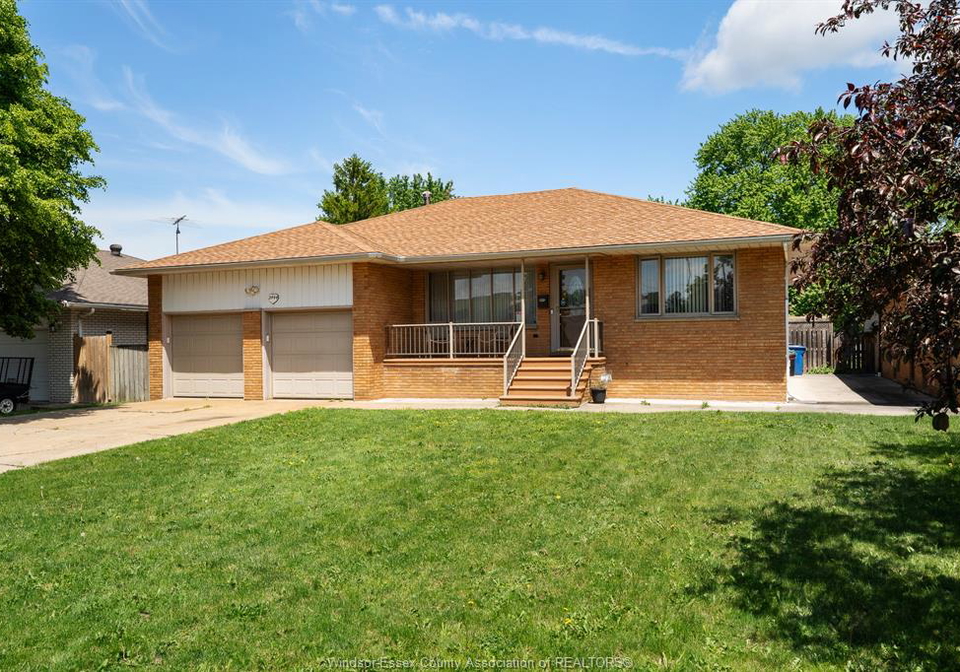 2444-rivard-avenue-windsor-ontario-26011817