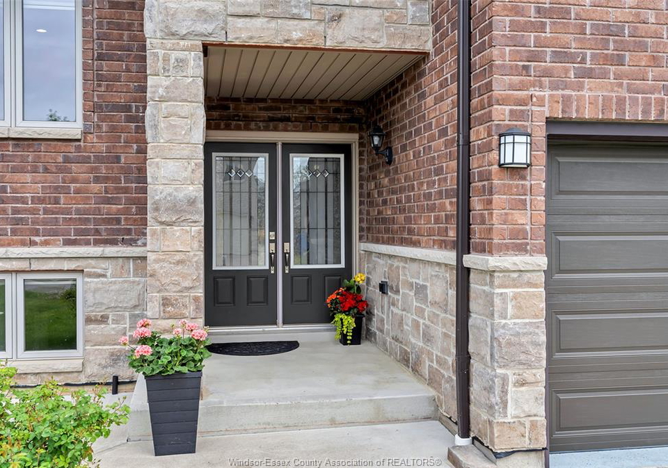 4010-cosenza-windsor-ontario-26011888