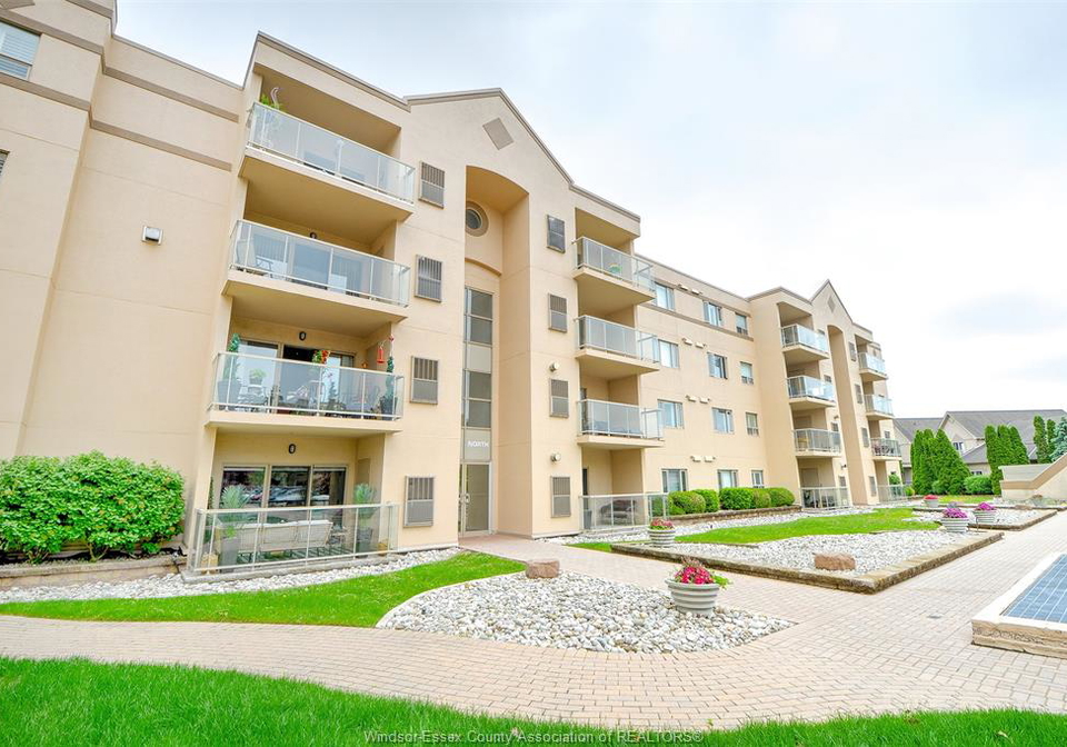 320-village-grove-drive-tecumseh-ontario-26012013