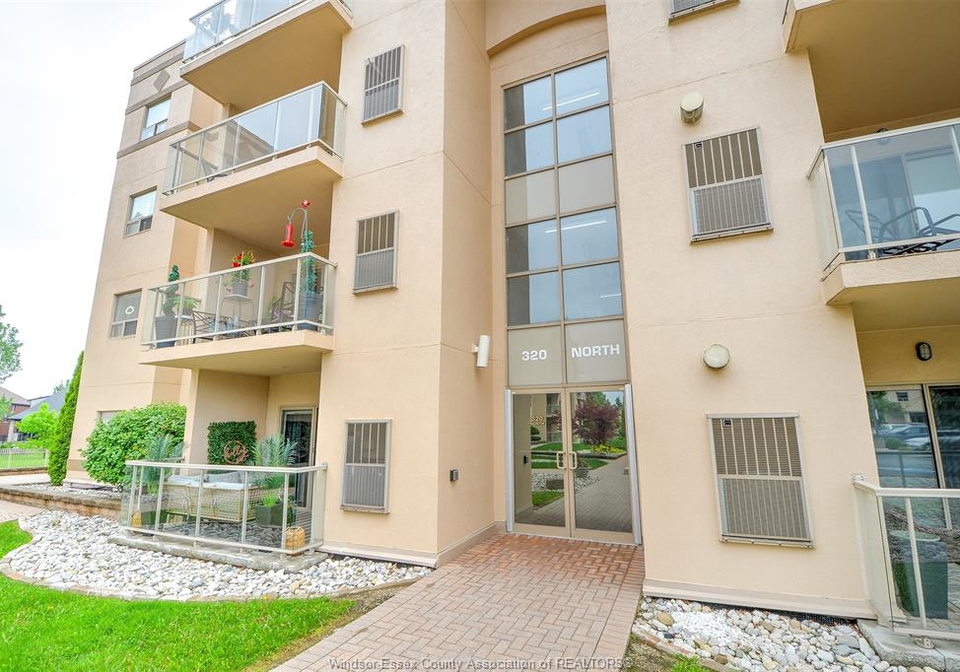 320-village-grove-drive-tecumseh-ontario-26012013