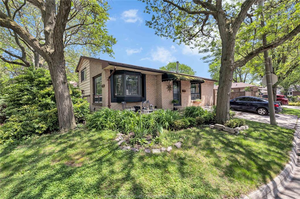 8315-enfield-place-windsor-ontario-26012132