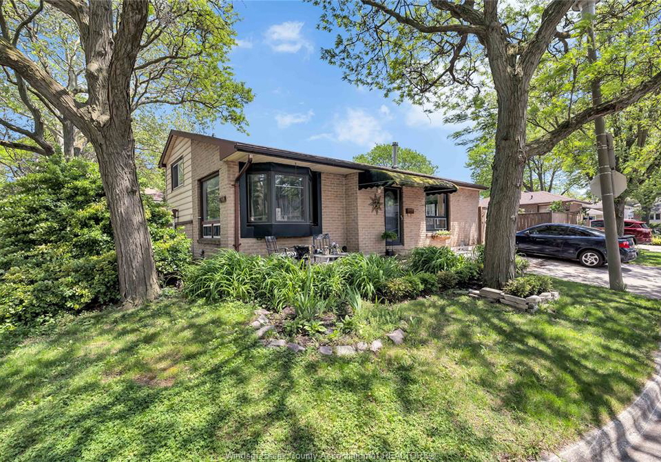 8315-enfield-place-windsor-ontario-26012132