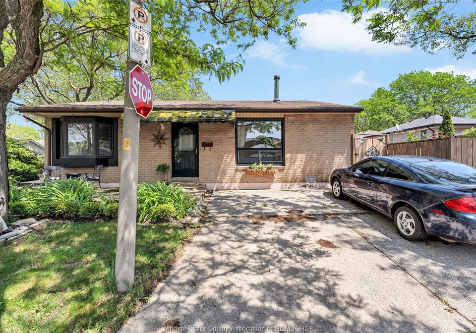 8315-enfield-place-windsor-ontario-26012132