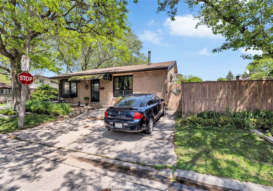 8315-enfield-place-windsor-ontario-26012132