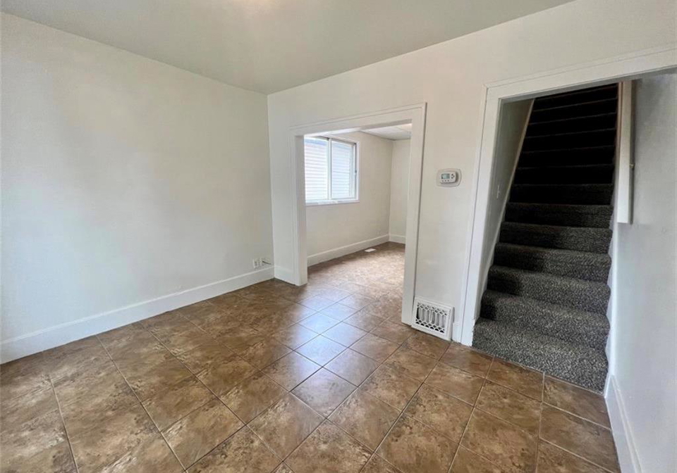 3458-harris-windsor-ontario-26012157