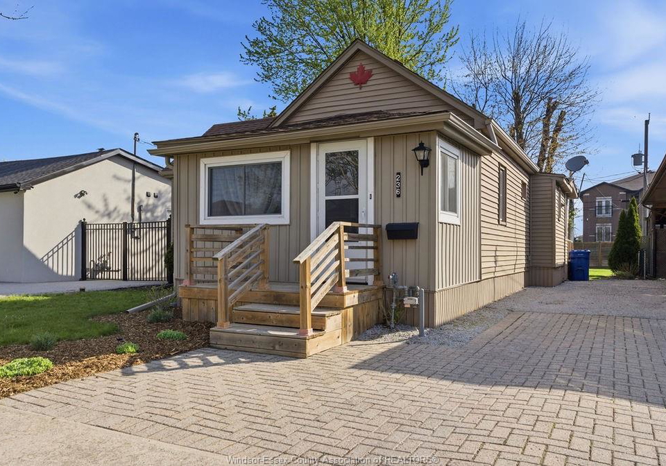 236-frank-avenue-windsor-ontario-26012161