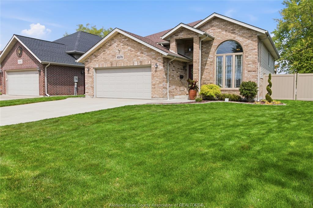 8578-menard-windsor-ontario-26012307