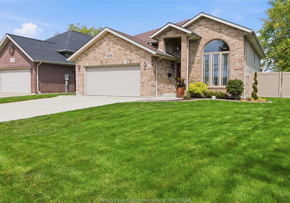 8578-menard-windsor-ontario-26012307
