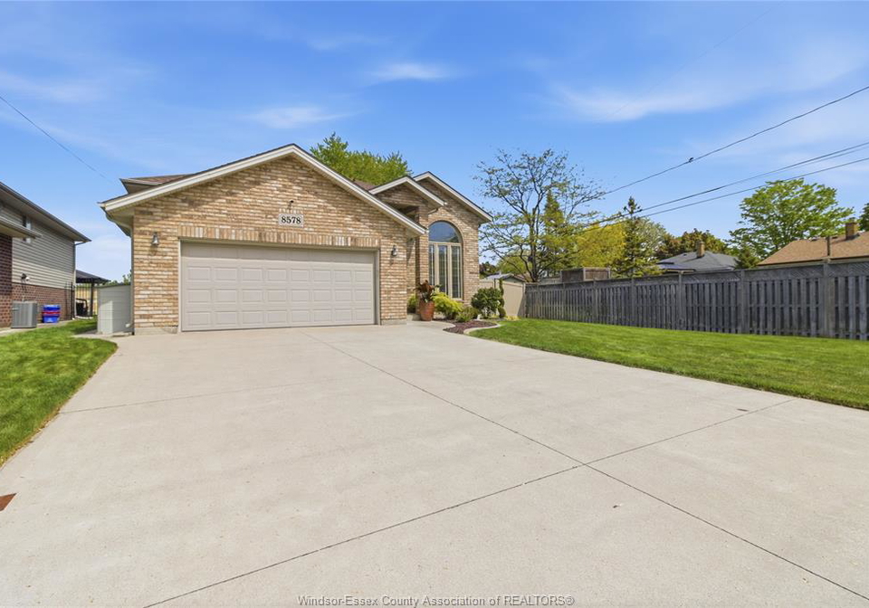 8578-menard-windsor-ontario-26012307