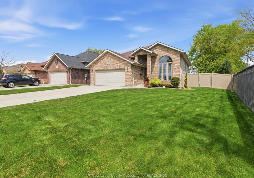 8578-menard-windsor-ontario-26012307