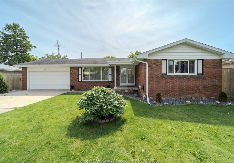 2495-mckay-windsor-ontario-26012327