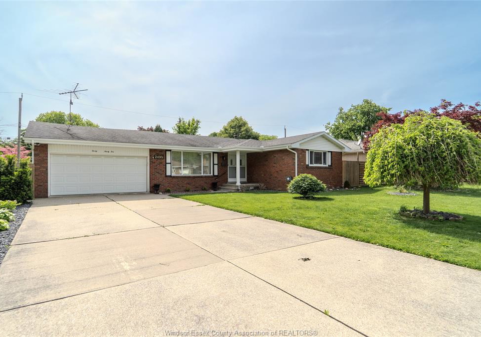 2495-mckay-windsor-ontario-26012327