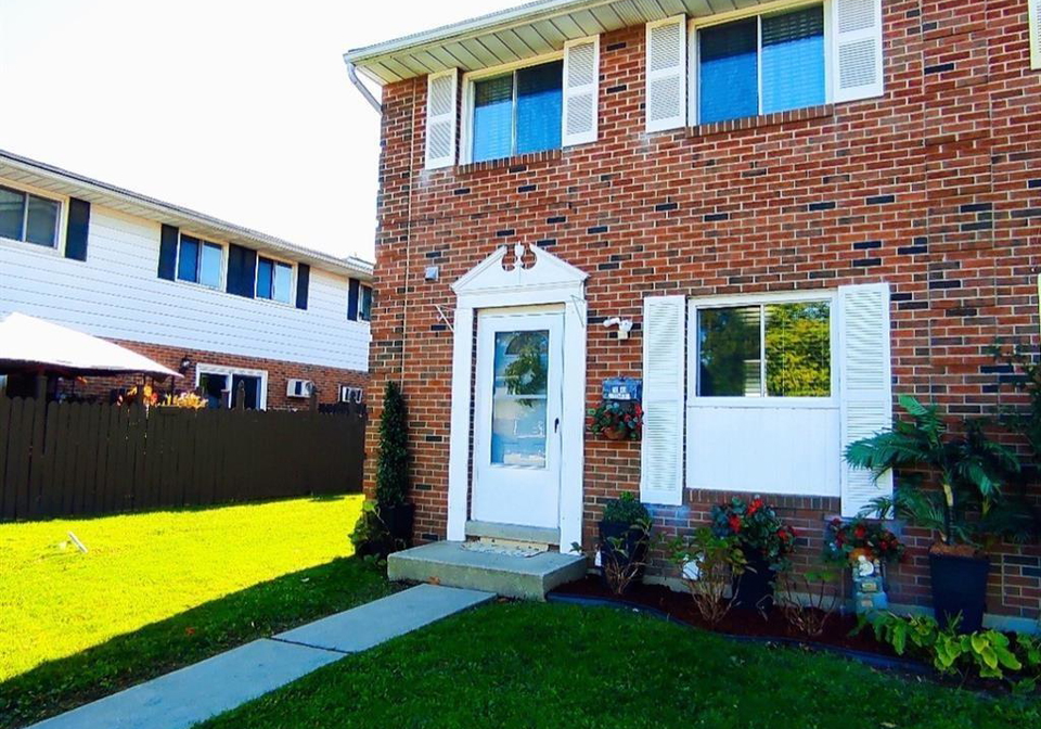 3049-meadowbrook-windsor-ontario-26012403