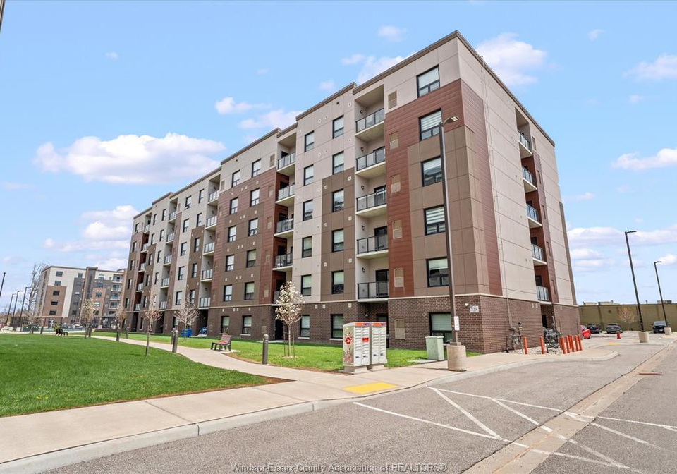 728-brownstone-lakeshore-ontario-26012410