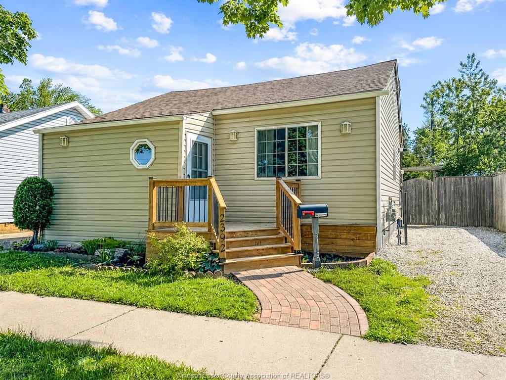 2392-louis-windsor-ontario-26012413