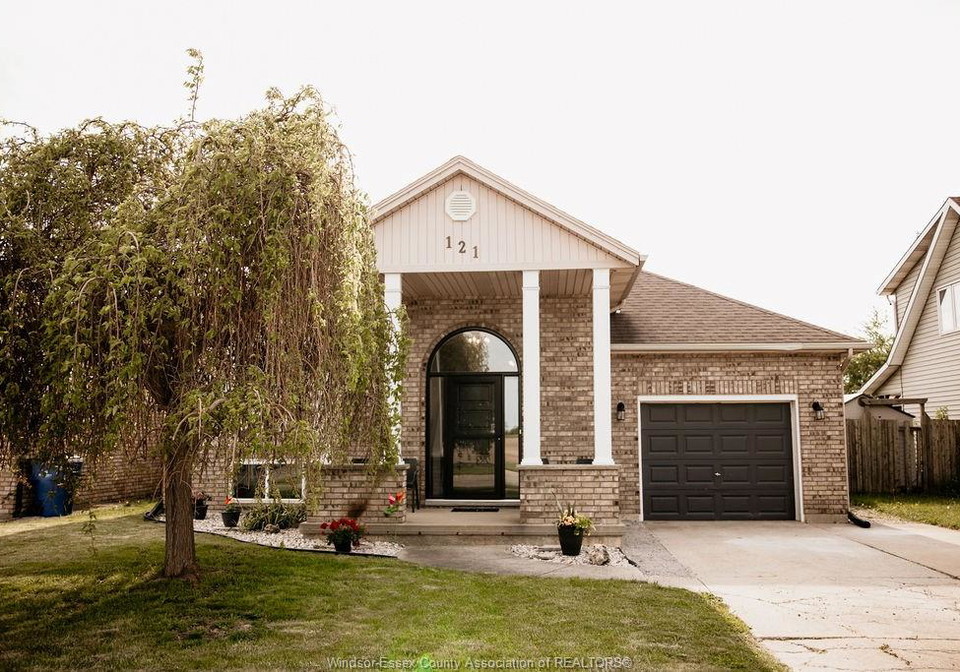 121-queen-st-south-tilbury-ontario-26012437