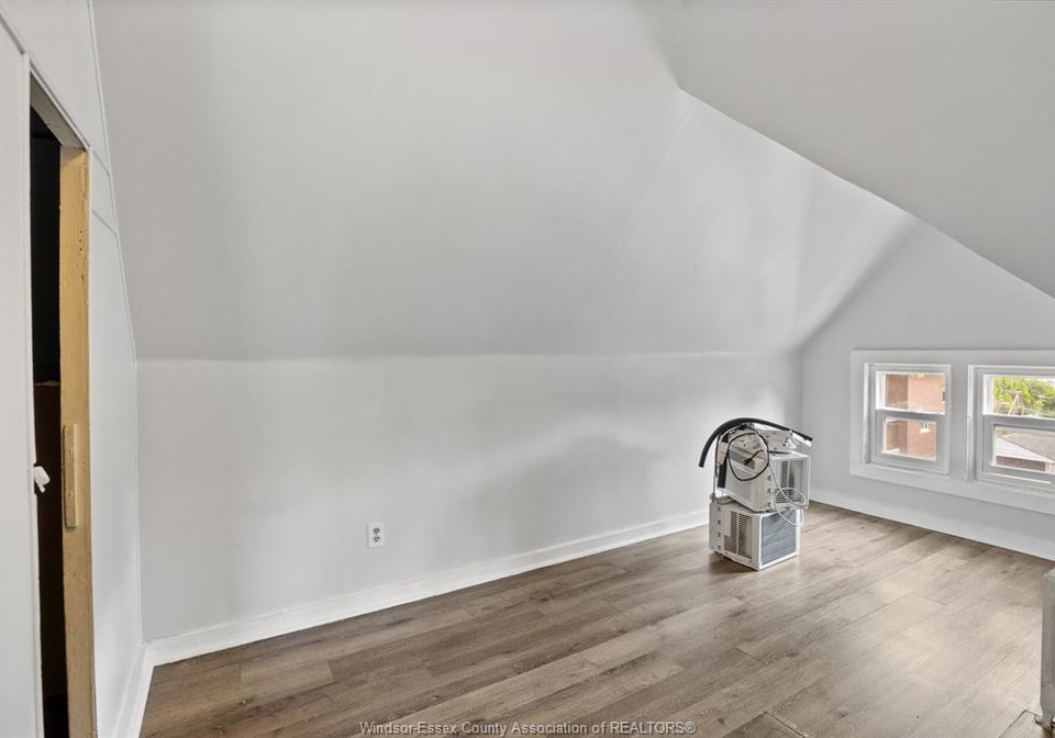 374-campbell-windsor-ontario-26012449