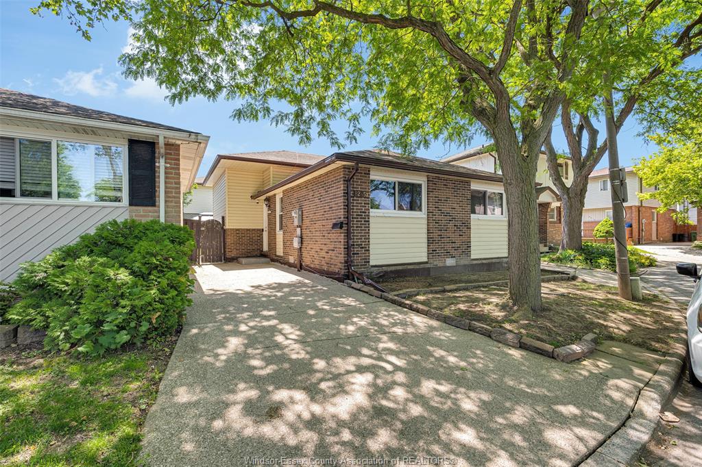 8245-enfield-place-windsor-ontario-26012537