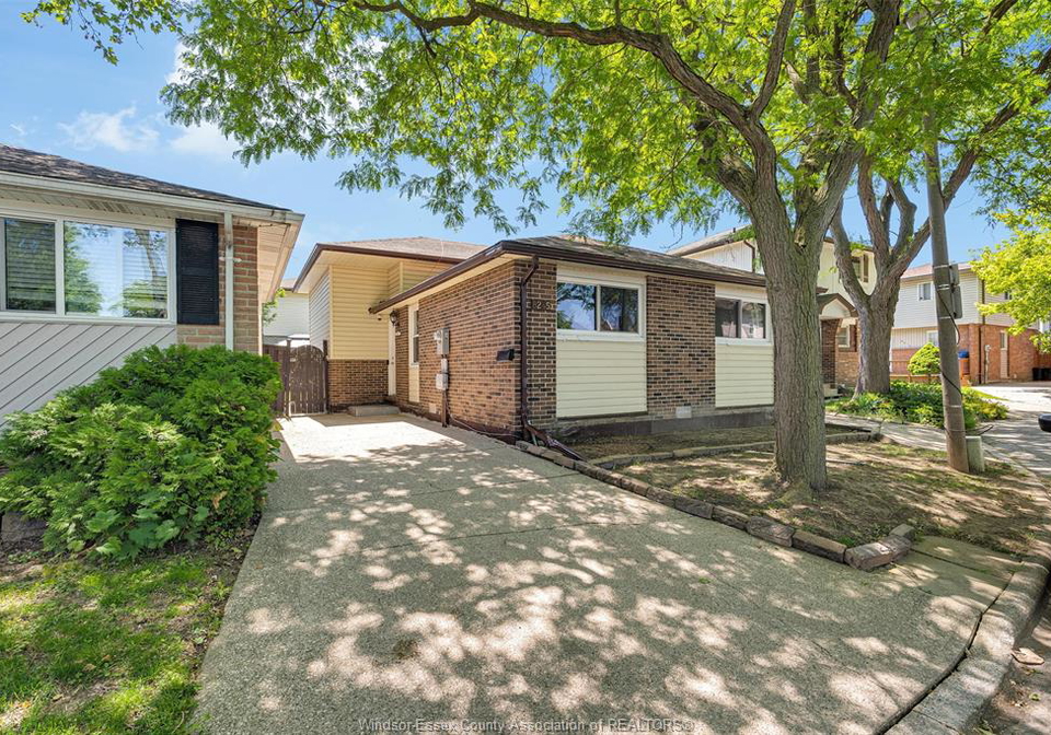 8245-enfield-place-windsor-ontario-26012537