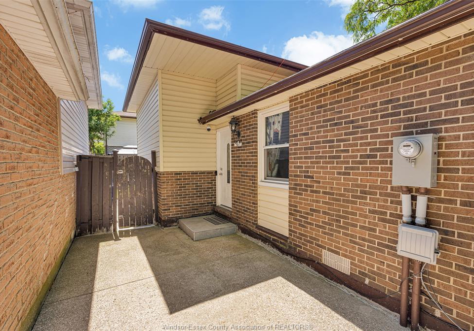 8245-enfield-place-windsor-ontario-26012537