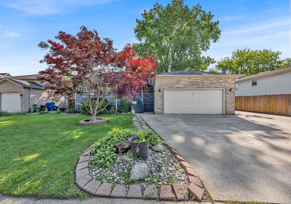 2115-longfellow-windsor-ontario-26012615
