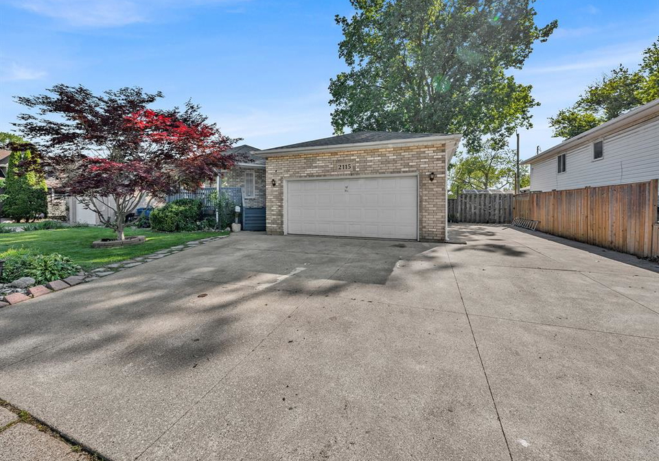 2115-longfellow-windsor-ontario-26012615