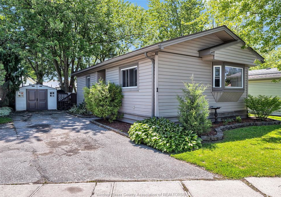 1-viscount-parkway-essex-ontario-26012737