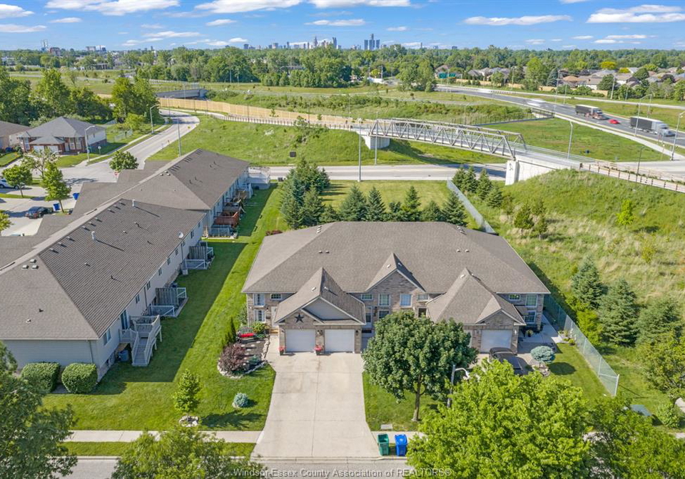 2324-lamont-street-windsor-ontario-26012751