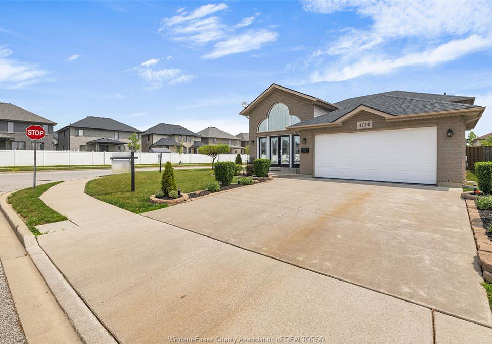 4134-zurich-windsor-ontario-26012788
