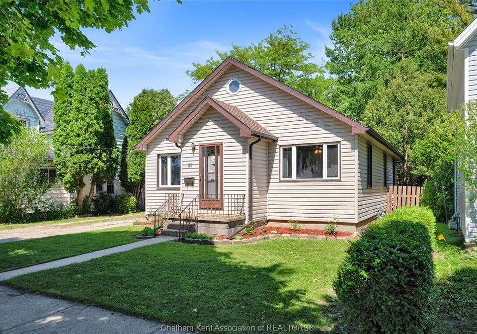 90-main-street-wallaceburg-ontario-26012922