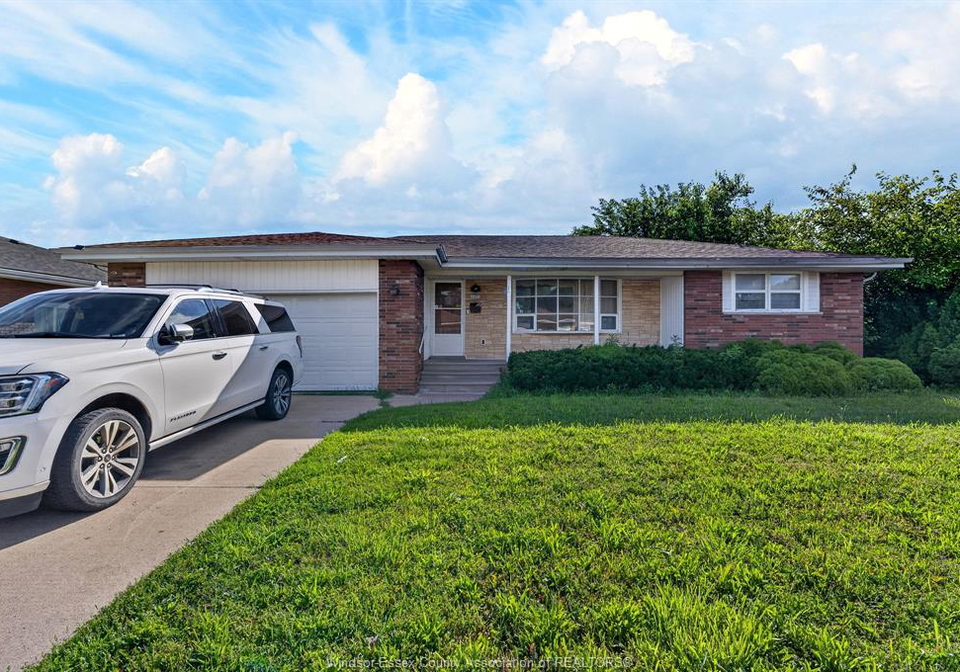 2450-mckay-avenue-windsor-ontario-26012971