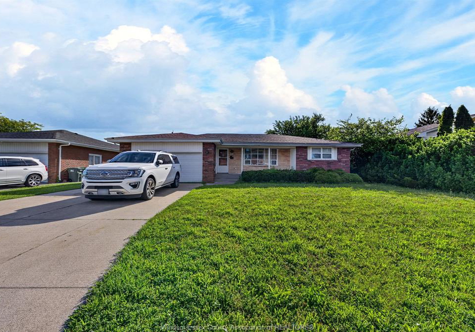 2450-mckay-avenue-windsor-ontario-26012971