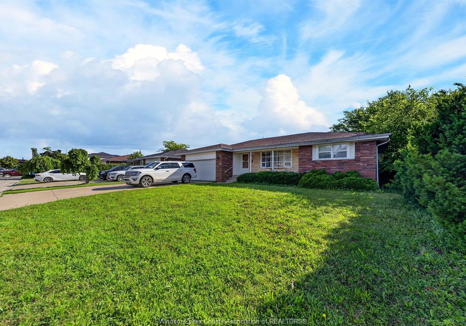 2450-mckay-avenue-windsor-ontario-26012971