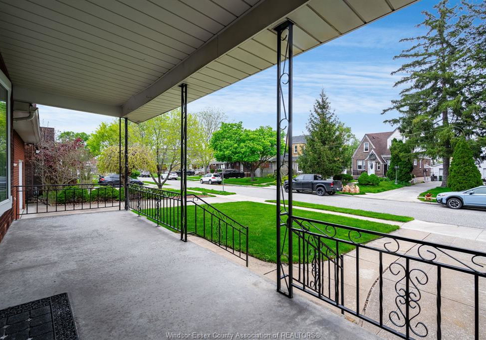2279-lillian-avenue-windsor-ontario-26013024