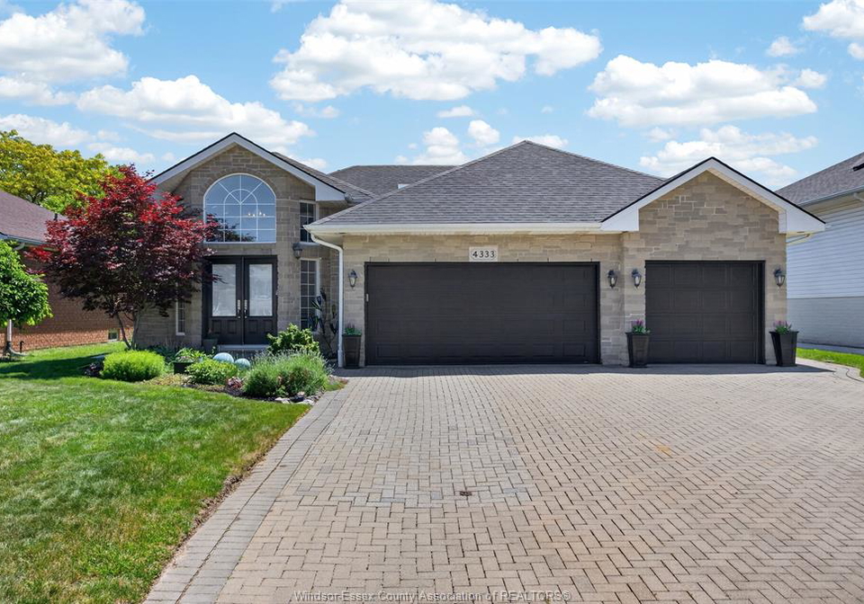 4333-golfcourse-windsor-ontario-26013080