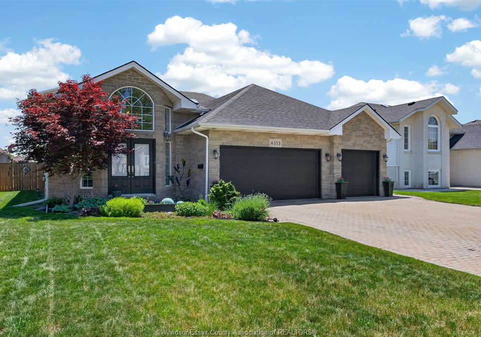 4333-golfcourse-windsor-ontario-26013080