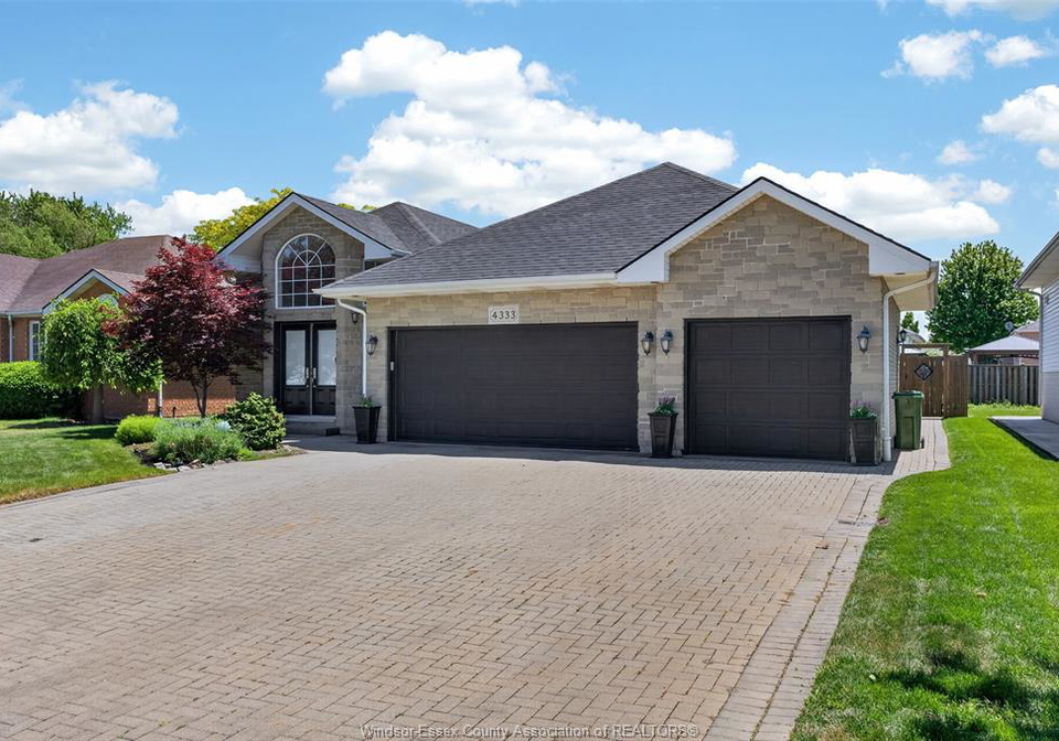 4333-golfcourse-windsor-ontario-26013080