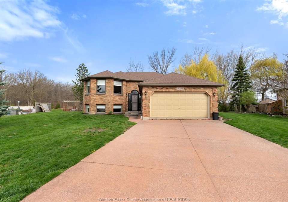 8020-gardiner-crescent-mcgregor-ontario-26013110
