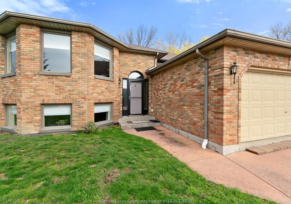 8020-gardiner-crescent-mcgregor-ontario-26013110