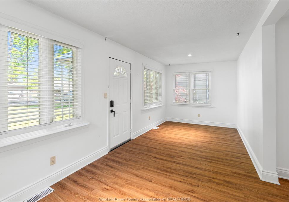 440-jackson-harrow-ontario-26013119