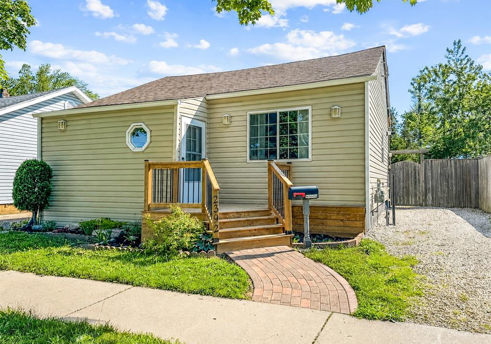 2392-louis-windsor-ontario-26013215