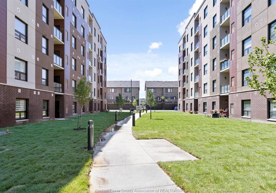 728-brownstone-lakeshore-ontario-26013231