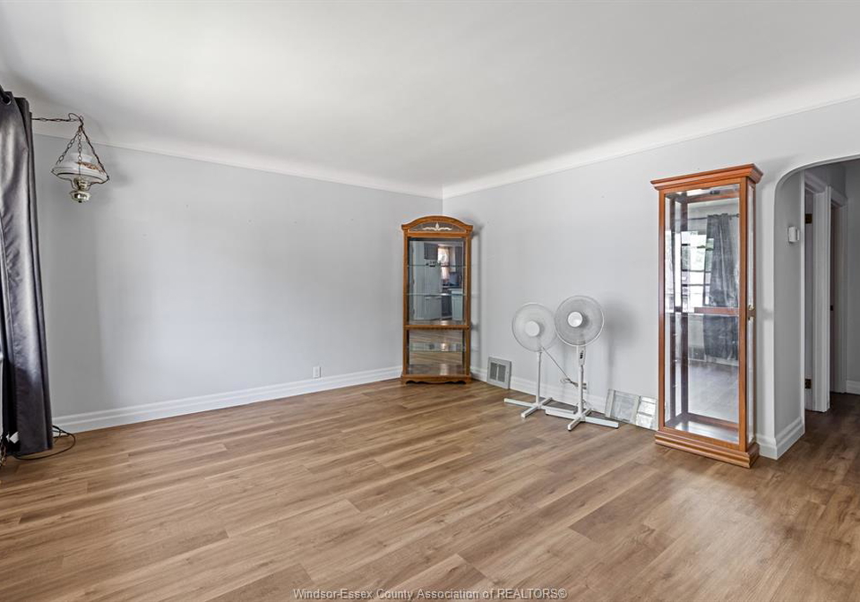 3833-vaughan-windsor-ontario-26013322