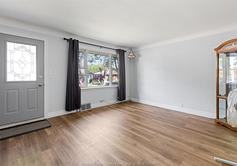 3833-vaughan-windsor-ontario-26013322