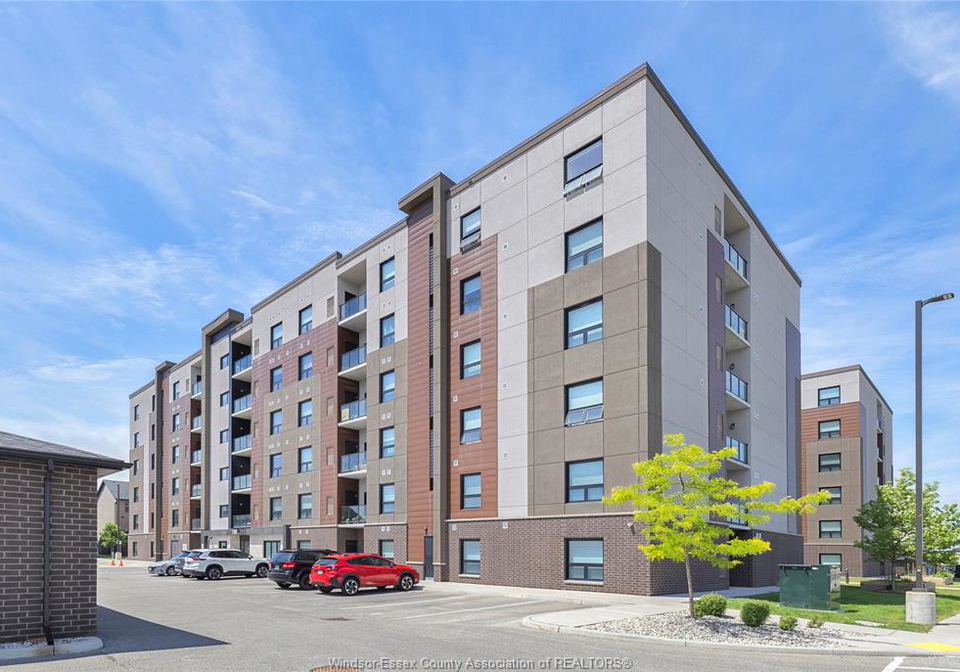 728-brownstone-lakeshore-ontario-26013360